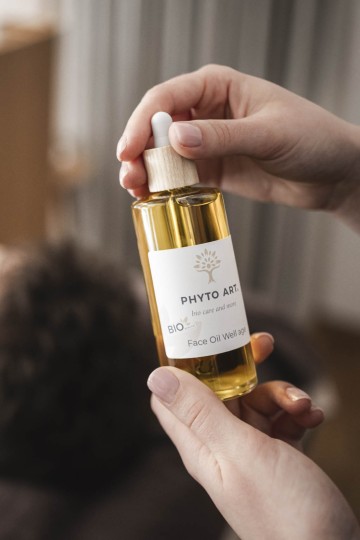 Phyto Art Produkte in der Hand eines SPA Mitarbeiters