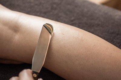 Depilation des Unterschenkels einer Frau