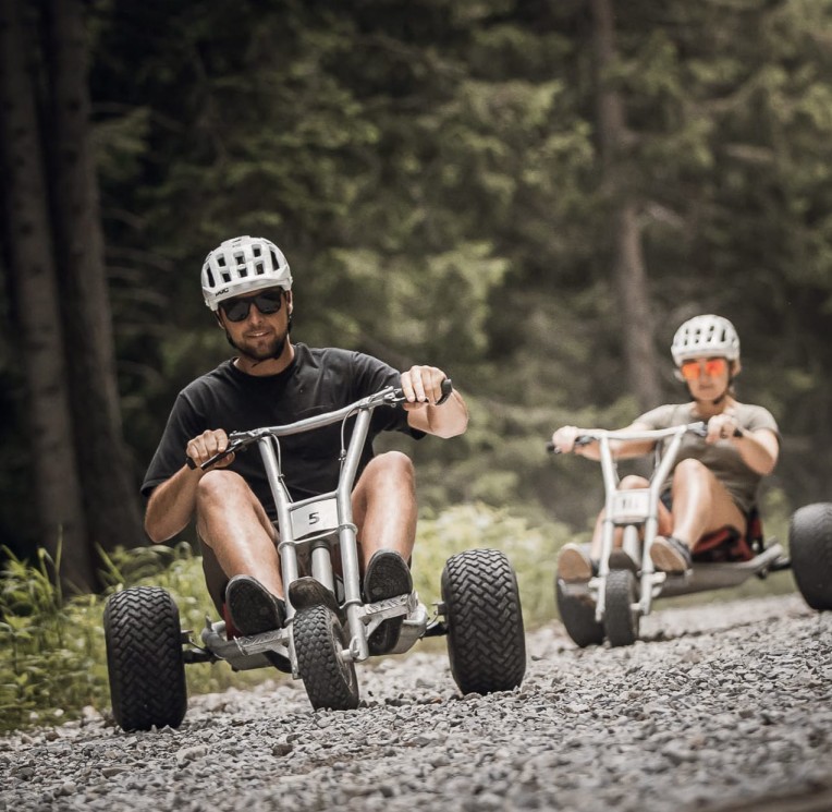 Eine Fahrt mit den Mountaincarts in Ladurns während Ihres Familienurlaubs im Familienhotel Feuerstein in Südtirol