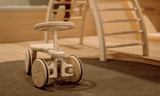 Holzauto im Spielbereich für Kinder