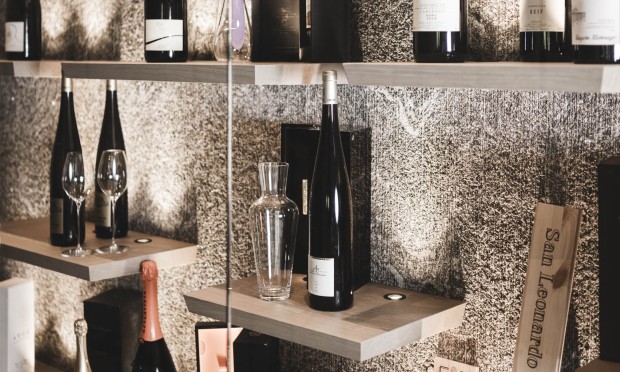 Ein elegantes Weinregal mit einer Auswahl hochwertiger Weine in einem stilvollen Ambiente.