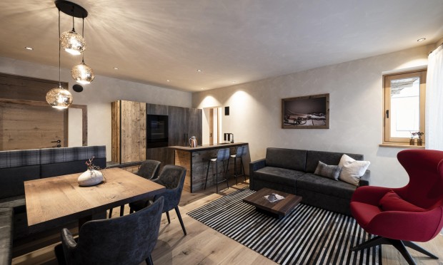 Ein stilvoll eingerichtetes Apartment mit Holzdesign und modernen Möbeln.