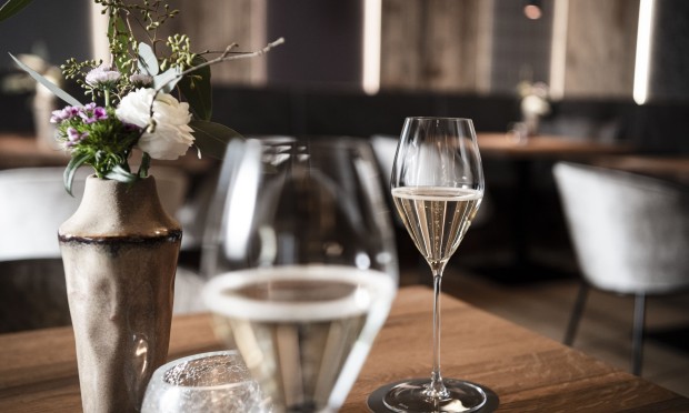 Ein elegant gedeckter Tisch mit Weingläsern und stilvoller Dekoration.