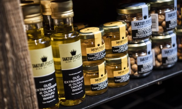 Eine Auswahl hochwertiger Öl- und Gewürzprodukte in einem Feinkostregal.