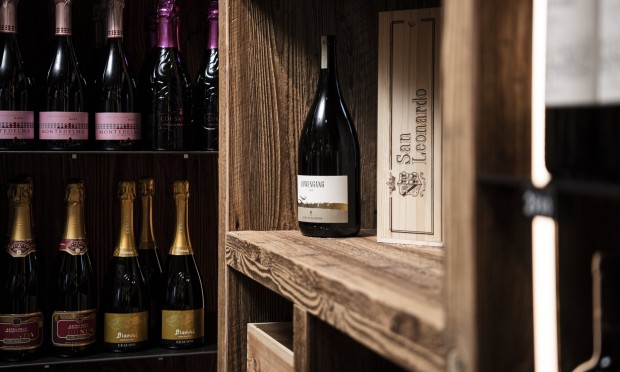 Ein gut sortiertes Weinregal mit hochwertigen Flaschen in einem stilvollen Ambiente.