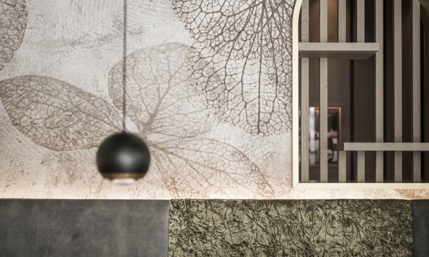 Detailaufnahme einer modernen Wandgestaltung mit natürlichen Mustern im Speisesaal.