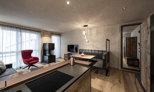 Ein stilvolles Apartment mit offenem Wohnbereich und modernem Interieur.