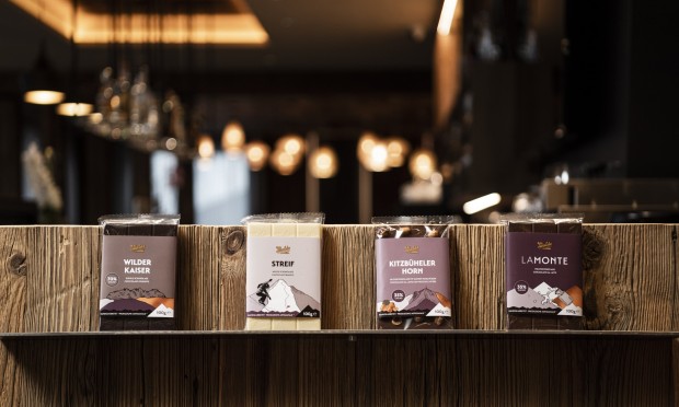 Eine stilvolle Kaffeebar mit edlen Schokoladenprodukten im Vordergrund.