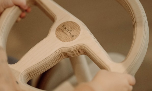 Holzlenkrad eines Holzautos