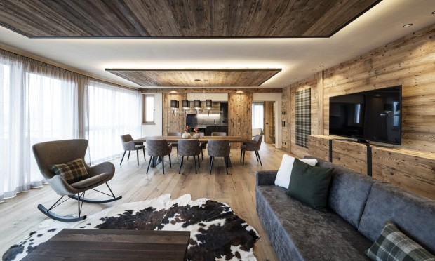 Ein offener Wohnraum mit modernen Möbeln und stilvoller Beleuchtung.