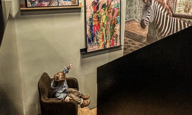 Ein stilvoller Raum mit moderner Kunst an den Wänden und einer eleganten Treppe.