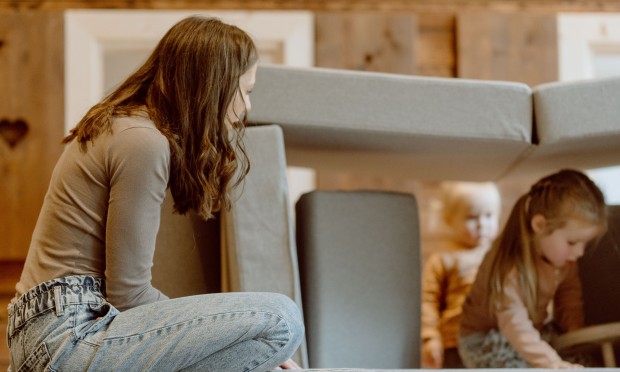 Kinder spielen mit großen weichen Bauklötzen in einem kreativen Spielbereich.