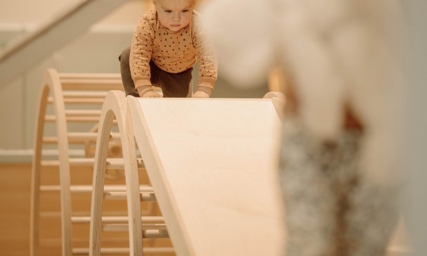 Kinder spielen im Spieleraum mit Holzspielzeug