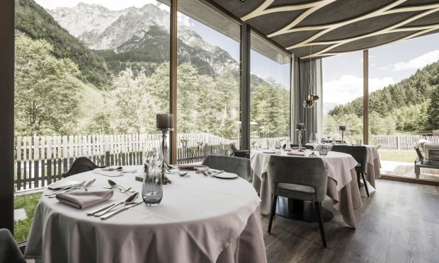 Ein stilvoll gedeckter Tisch mit Panoramablick auf die Berge.