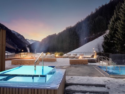 Piscina di ghiaccio sulla terrazza sul tetto dell'area Adults Only