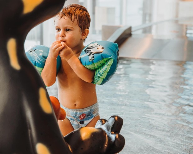 Planschen im Baby Pool beim Day Spa mit Kindern im Familienhotel Feuerstein in Südtirol