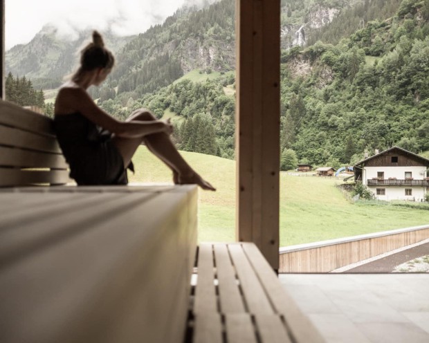 Saunieren im Adults Only Wellnessbereich beim Day Spa mit Kindern im Familienhotel Feuerstein in Südtirol
