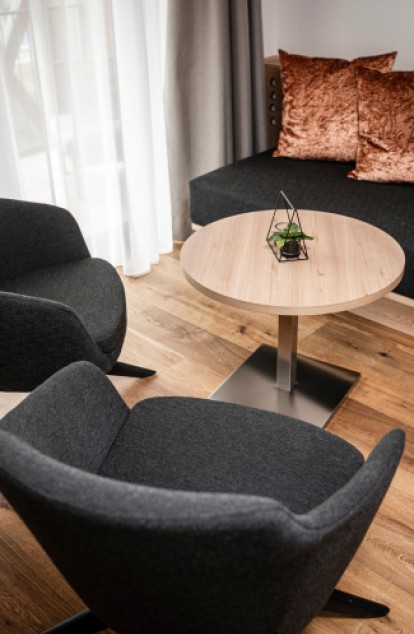 2 Sessel und kleiner runder Tisch