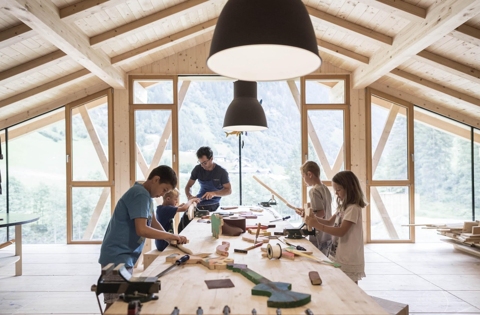Kinder und Betreuer basteln in Holzwerkstatt
