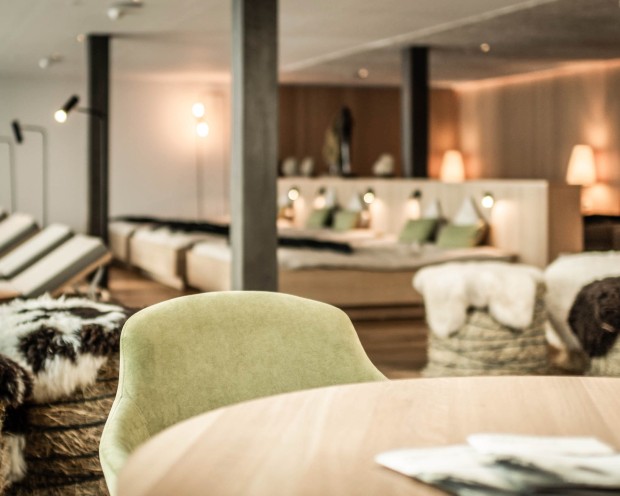 Ruheraum mit Lounge und Liegestühle im Wellness Familienhotel im Südtirol.