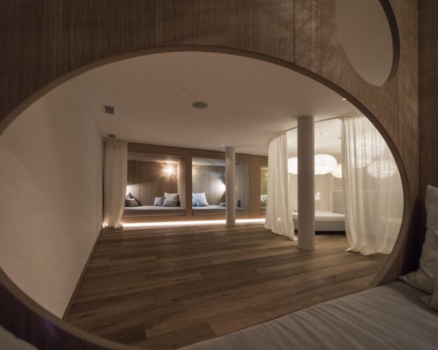 Ruhebereich für Kinder mit Vorhängen und sanftem Licht