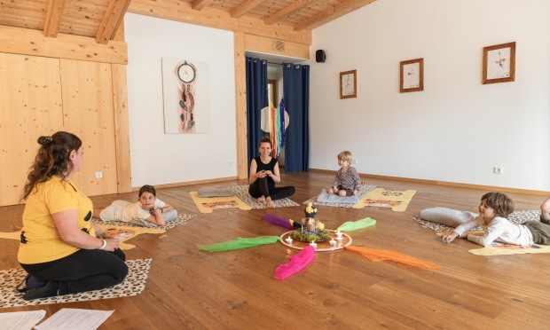 Mutter mit Kindern im Yogaloft hört den Family Relax Geschichten zu