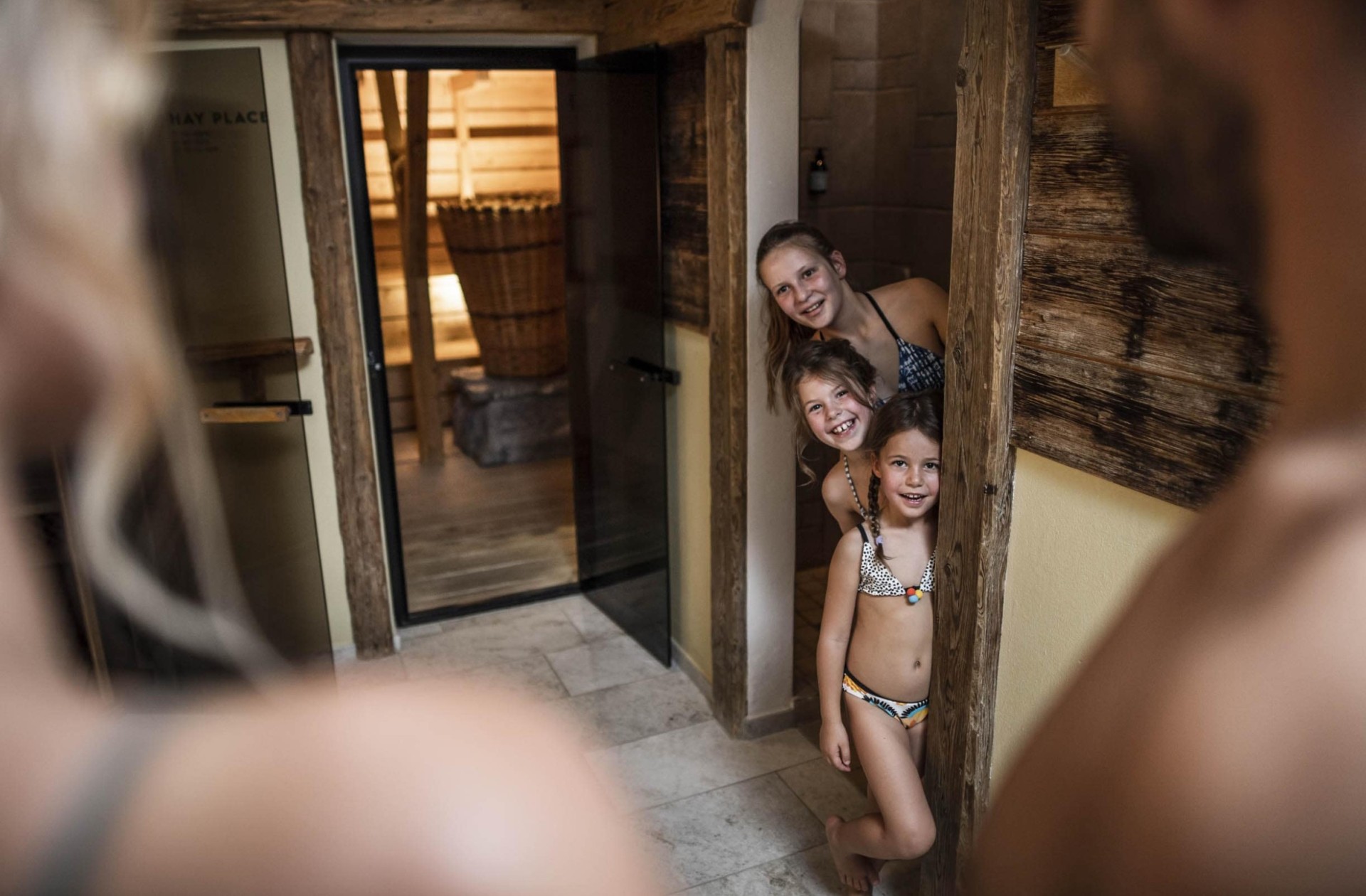 3 Kinder mit Eltern in der Sauna