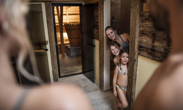 3 Kinder mit Eltern in der Sauna