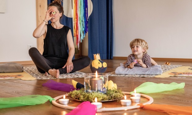 Mutter und Sohn beim Family Relax genießen