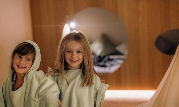 2 kleine Kinder im Ruhebereich für Kinder