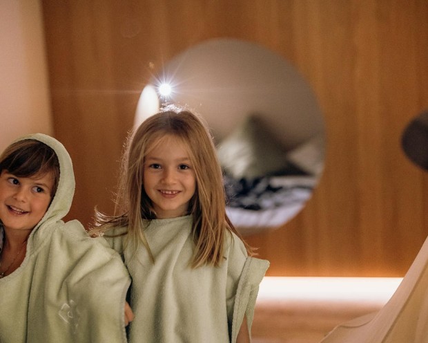 2 kleine Kinder im Ruhebereich für Kinder