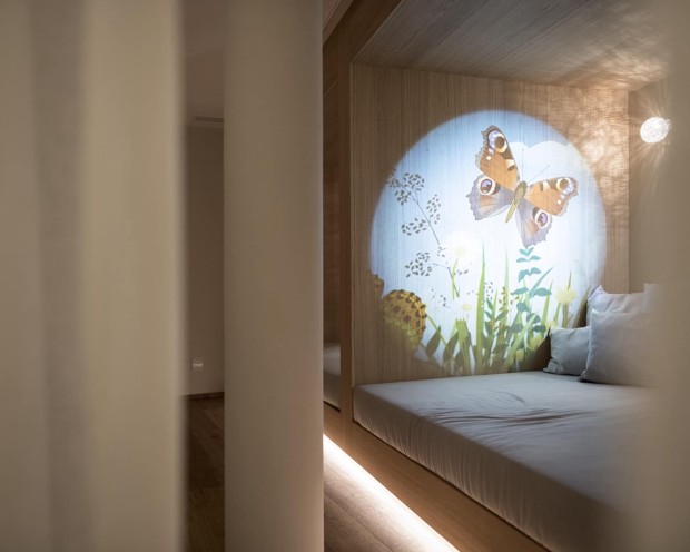 Ruhebereich für Kinder mir Polster und Projektor für Unterhaltung