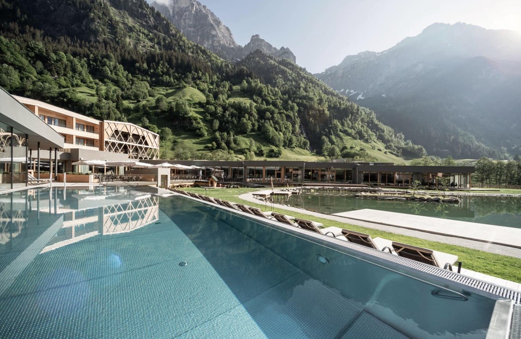 Außenpool der Hotelanlage mit Blick auf die südtiroler Berge im Wellness Familienhotel Südtirol.