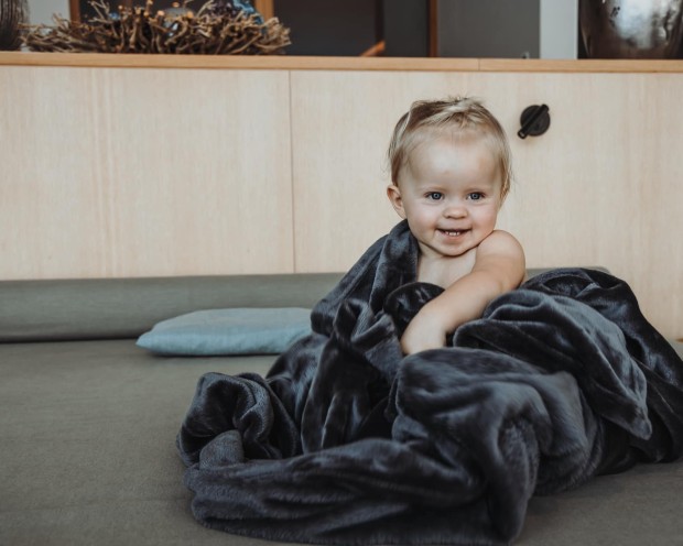 Kleines Kind eingewickelt in einer Decke