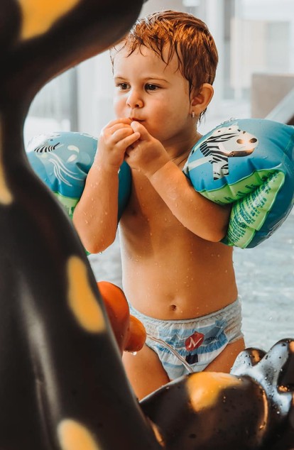 Kleinkind im Schwimmbad