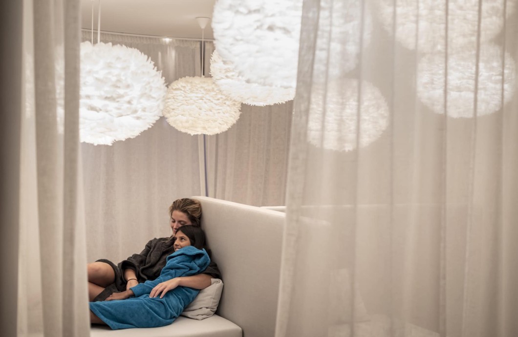 2 Frauen liegen eng zusammen im Ruhebereich