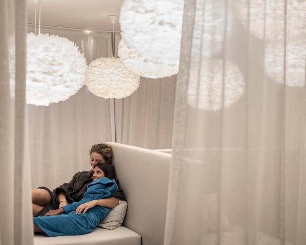 2 Frauen liegen eng zusammen im Ruhebereich