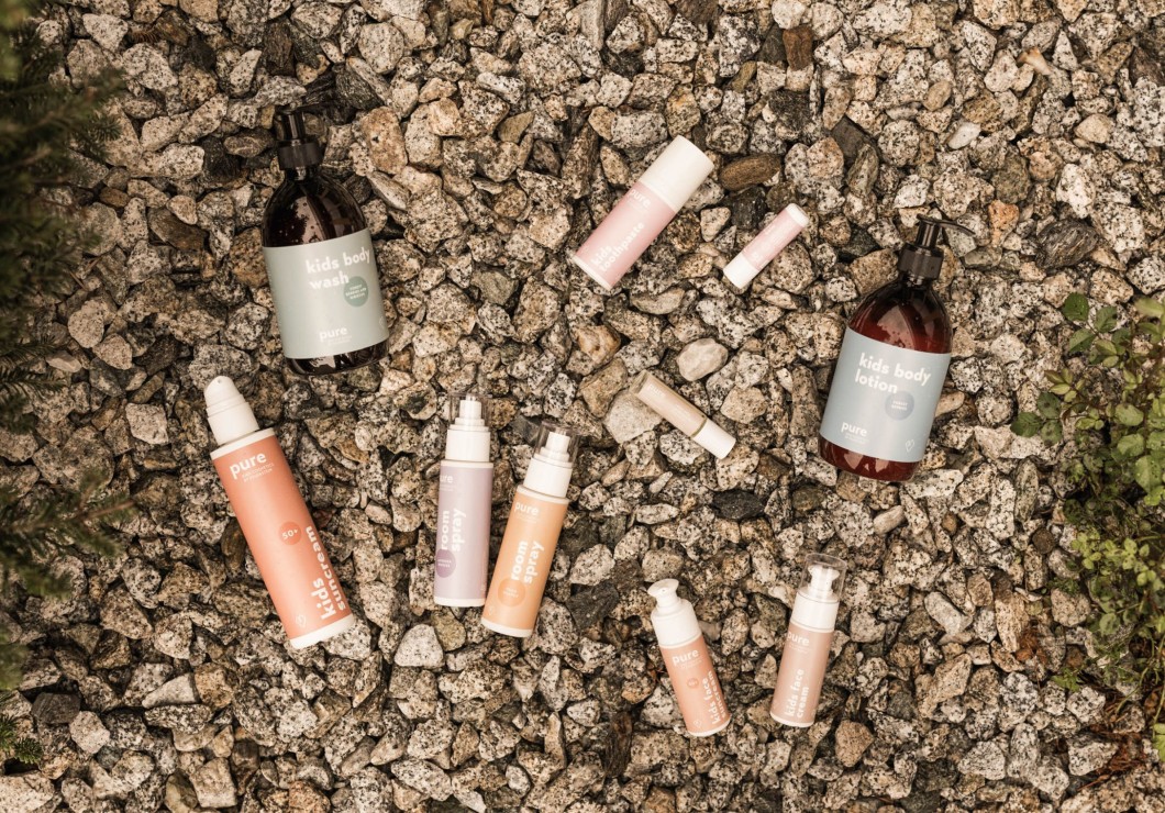 die reine neue Kinder Kosmetikline pure - kids cosmetics by Feuerstein liegt auf Kies mitten der Pflerscher Natur
