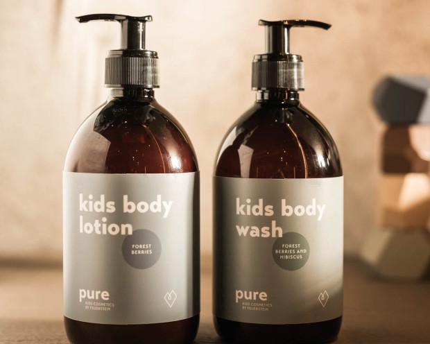 zwei Flaschen einmal mit pure kids cosmetics by Feuerstein kids body wasch und kids body lotion