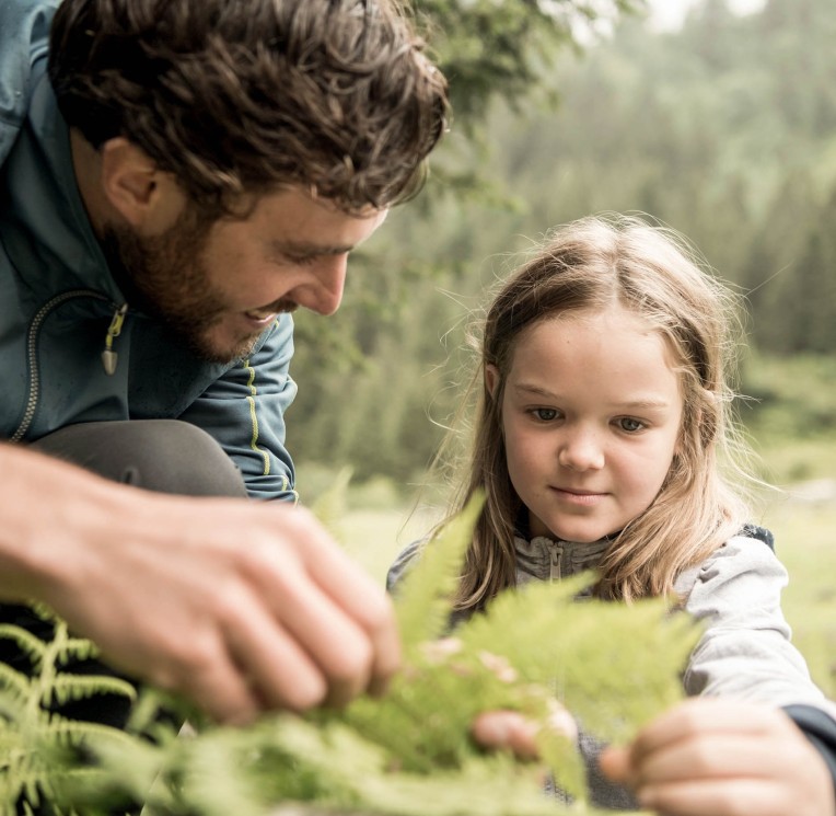 Forschen in der Natur auf der Feuerstein Farm im Familienhotel Feuerstein in Südtirol