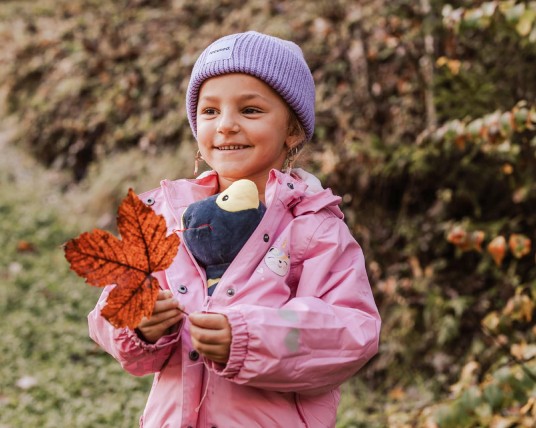 Mädchen mit Flammi Kuscheltier im Familienhotel Feuerstein in Südtirol