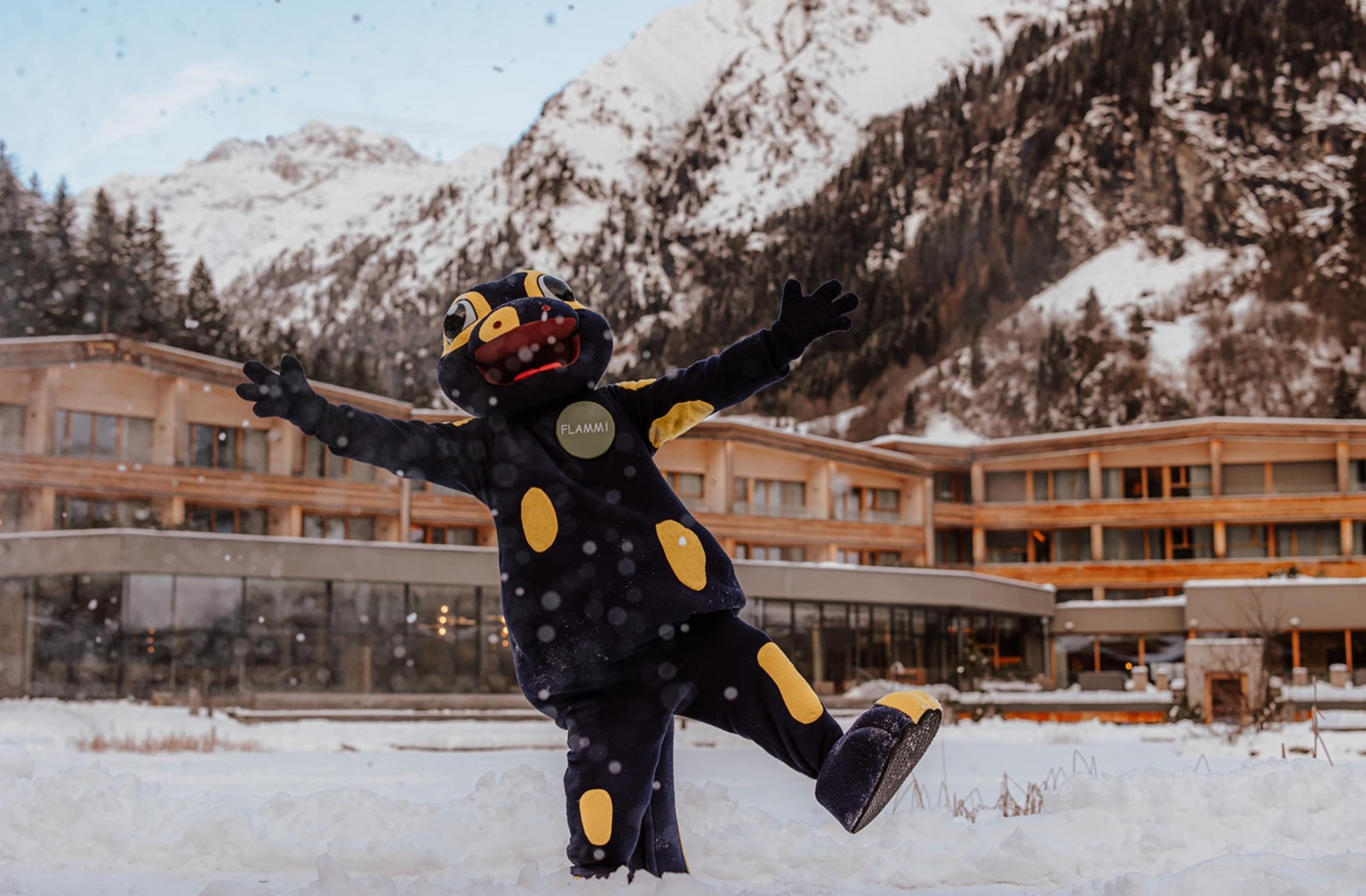 Das Maskottchen Flammi im Winter im Familienhotel Feuerstein in Südtirol