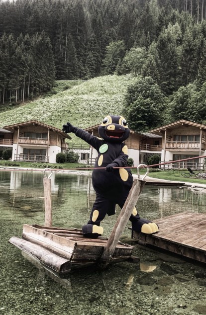 Das Maskottchen Flammi auf dem Piratenfloß im Familienhotel Feuerstein in Südtirol