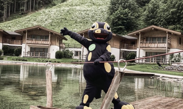 La mascotte Flammi sulla zattera dei pirati dell'hotel per famiglie Feuerstein in Alto Adige