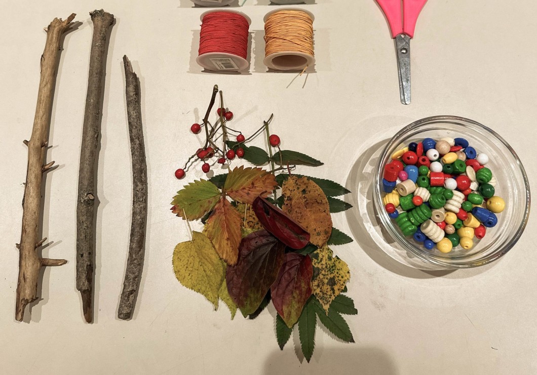 Blätter, Stöcke, Fäden und Schere