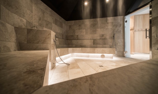 Ein moderner Wellnessraum mit warmen Lichtakzenten.