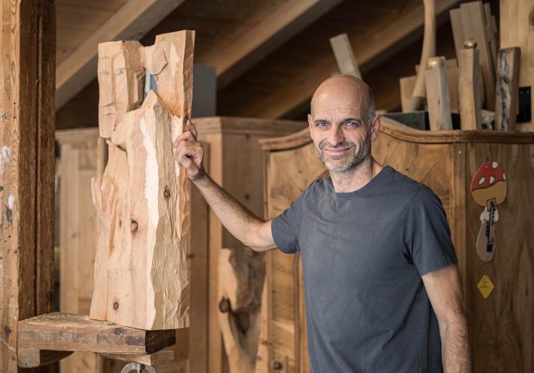 Werkstattmeister Günther Plattner in Holzwerkstatt