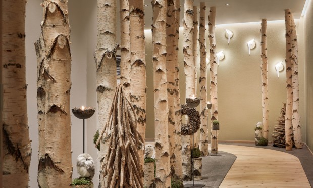 Ein Wellnessraum mit Birkenstämmen als stilvollem Dekorationselement.