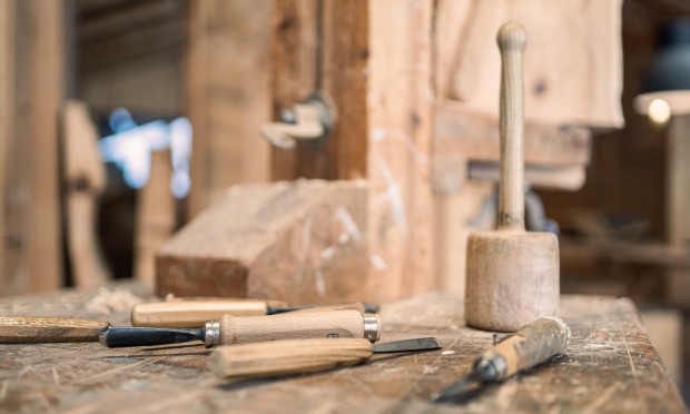 Holzwerkzeug in der Werkstatt