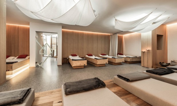 Ein moderner Wellnessraum mit Matten und Entspannungsbereich.